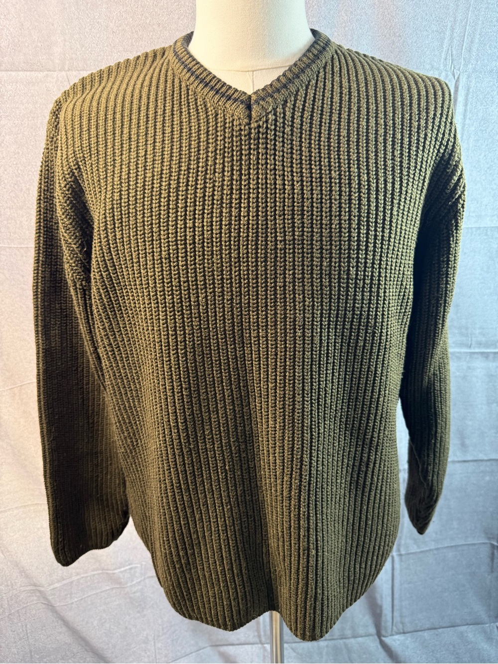 565-Vintage Express Olive Green Ribbed V-Neck Sweater